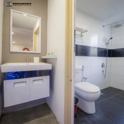 room tour toilet